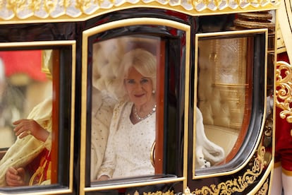 La reina Camila, en la carroza real por las calles de Londres camino de la ceremonia. En ese primer trayecto ha sido empleada la carroza del Jubileo de Diamante, fabricada para celebrar los 60 años en el trono de Isabel II.