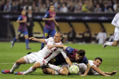 Messi, entre Bonera y Mesbah.