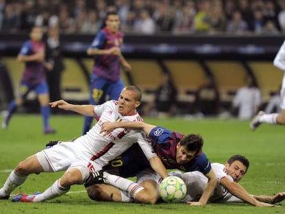 Messi, entre Bonera y Mesbah.