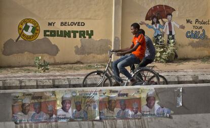 Cartazes do presidente Goodluck Jonathan em Kano.