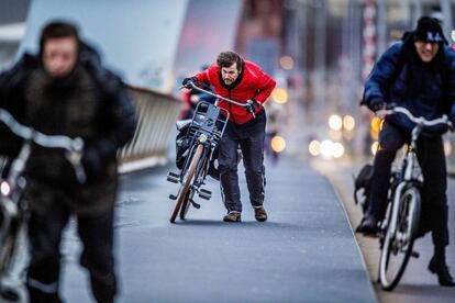 Ciclistas luchan contra las fuertes rachas de viento durante una tormenta en Rotterdam (Holanda).