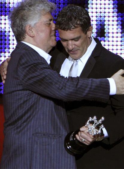 Pedro Almodóvar entrega a Antonio Banderas el Premio Donostia en 2008.