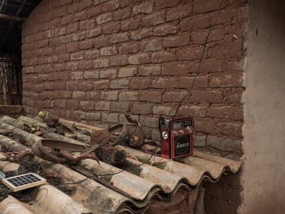 Una radio alimentada por un panel solar en el patio de la casa del régulo (el jefe del pueblo) en Liconhile (Sanga).




