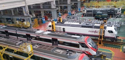 Trenes de Renfe en uno de los talleres de la filial de Fabricación y Mantenimiento. 