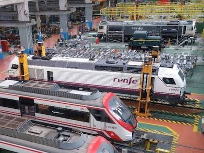 Trenes de Renfe en uno de los talleres de la filial de Fabricación y Mantenimiento. 