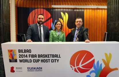 Jon Rekondo, Nora Sarasola y Gabino Martínez de Arenaza en la presentación del córner del Mundial de baloncesto