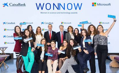 Las premiadas junto a Gonzalo Gortázar, consejero delegado de CaixaBank, y Alberto Granados, presidente de Microsoft España.