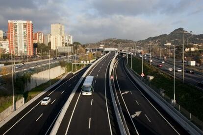 El carril bus-VAO a la altura del Puente de Vallbona en la entrada de Barcelona.