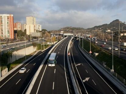 El carril bus-VAO a la altura del Puente de Vallbona en la entrada de Barcelona.