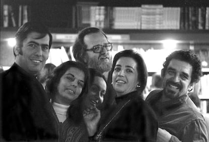 De izquierda a derecha: Mario Vargas Llosa, Patricia Llosa, Pilar Serrano, José Donoso, Mercedes Barcha y Gabriel García Márquez en Barcelona, a principios de los setenta.