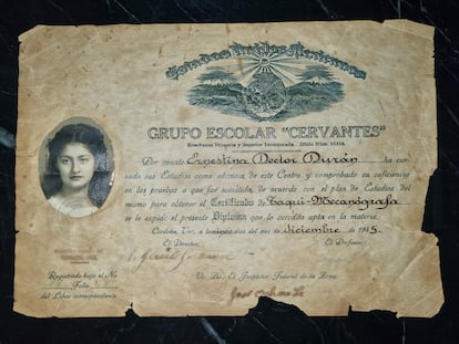 Certificado de una alumna del Grupo Escolar Cervantes.