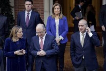 Los titulares de Industria, Jos&eacute; Manuel Soria; Empleo, F&aacute;tima B&aacute;&ntilde;ez; Fomento, Ana Pastor; Hacienda, Crist&oacute;bal Montoro; e Interior, Jorge Fern&aacute;ndez D&iacute;az (de arriba abajo, izq a dcha); posan en la escalinata del Palacio de la Moncloa momentos antes de la reuni&oacute;n hoy del Consejo de Ministros presidido por el jefe del Ejecutivo.