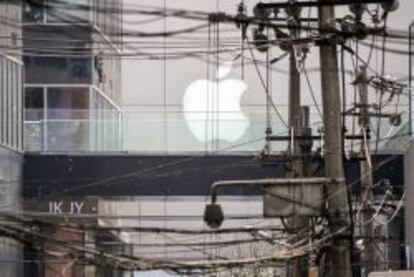 Logotipo de Apple en una tienda de la compa&ntilde;&iacute;a en un centro comercial en Pek&iacute;n