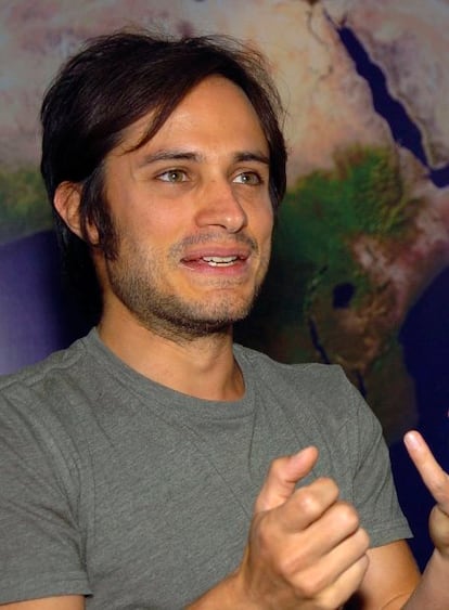 Gael García Bernal es el modelo de una camiseta que conmemora el 40º aniversario de Survival International, organización que trabaja en favor de los derechos de los pueblos indígenas. Con la venta de esta camiseta, diseñada por John Rocha, se recaudarán fondos para los proyectos de la organización.