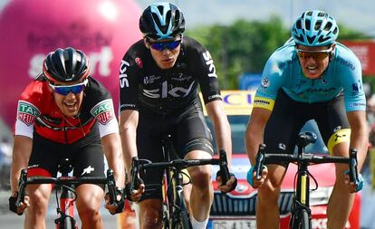 Fuglsang (derecha) se impone al sprint a Froome (centro) en la última etapa de la Dauphiné.