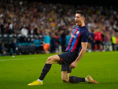 Robert Lewandowski celebra su segundo gol en el partido del Barcelona contra el Villarreal en el Camp Nou este jueves.