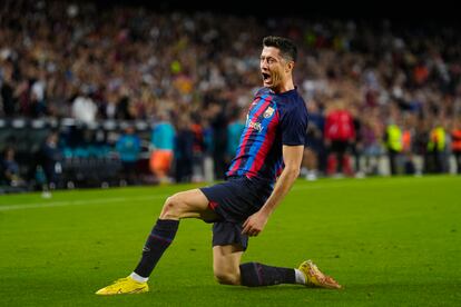 Robert Lewandowski celebra su segundo gol en el partido del Barcelona contra el Villarreal en el Camp Nou este jueves.