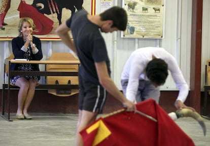 Visita de Esperanza Aguirre a la Escuela de Tauromaquia de Madrid, el 2 de octubre de 2015.