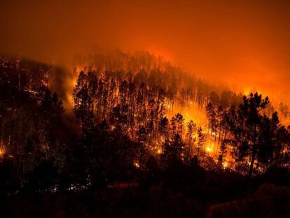 -FOTODELD&Iacute;A-GR3008. LOBIOS (OURENSE), 11/10/2017.- Vista nocturna del incendio forestal que castiga nuevamente al municipio orensano de Lobios, en pleno parque natural del Xur&eacute;s. Permanece activo un nuevo incendio, de grandes dimensiones, en Lobios que afecta a m&aacute;s de setenta hect&aacute;reas en el Xur&eacute;s. EFE/ Brais Lorenzo