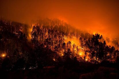 -FOTODELD&Iacute;A-GR3008. LOBIOS (OURENSE), 11/10/2017.- Vista nocturna del incendio forestal que castiga nuevamente al municipio orensano de Lobios, en pleno parque natural del Xur&eacute;s. Permanece activo un nuevo incendio, de grandes dimensiones, en Lobios que afecta a m&aacute;s de setenta hect&aacute;reas en el Xur&eacute;s. EFE/ Brais Lorenzo