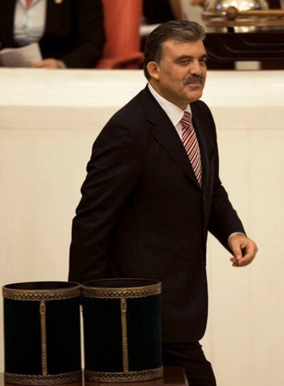 El nuevo presidente turco, segundos después de haber votado en la ronda en la que finalmente ha sido elegido para el cargo.