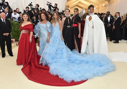 Antonia Steinberg, Talita Von Furstenberg, Maya Hawke, Taylor Hill y Jourdan Dunn, vestidas por Diane von Furstenberg, posaron junto a la diseñadora.