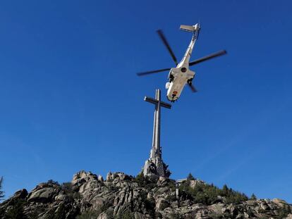 El helicóptero militar con los restos de Franco sale del Valle de los Caídos el pasado 24 de octubre.