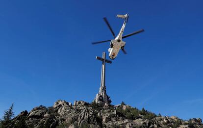 El helicóptero militar con los restos de Franco salen del Valle de los Caídos 44 años después de que fuera enterrado allí.