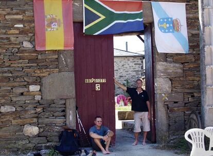 Gordon Stewart Bell, ayer en el portal de su Casa das Bandeiras, en Vilach das Cortes, con un peregrino de Budapest.