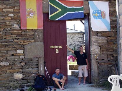 Gordon Stewart Bell, ayer en el portal de su Casa das Bandeiras, en Vilachá das Cortes, con un peregrino de Budapest.