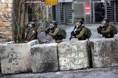 Despliegue de tropas israelíes en Hebrón, el viernes durante una protesta palestina.