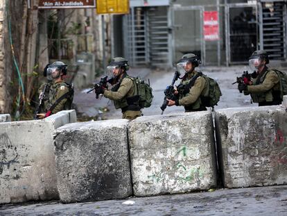 Despliegue de tropas israelíes en Hebrón, el viernes durante una protesta palestina.