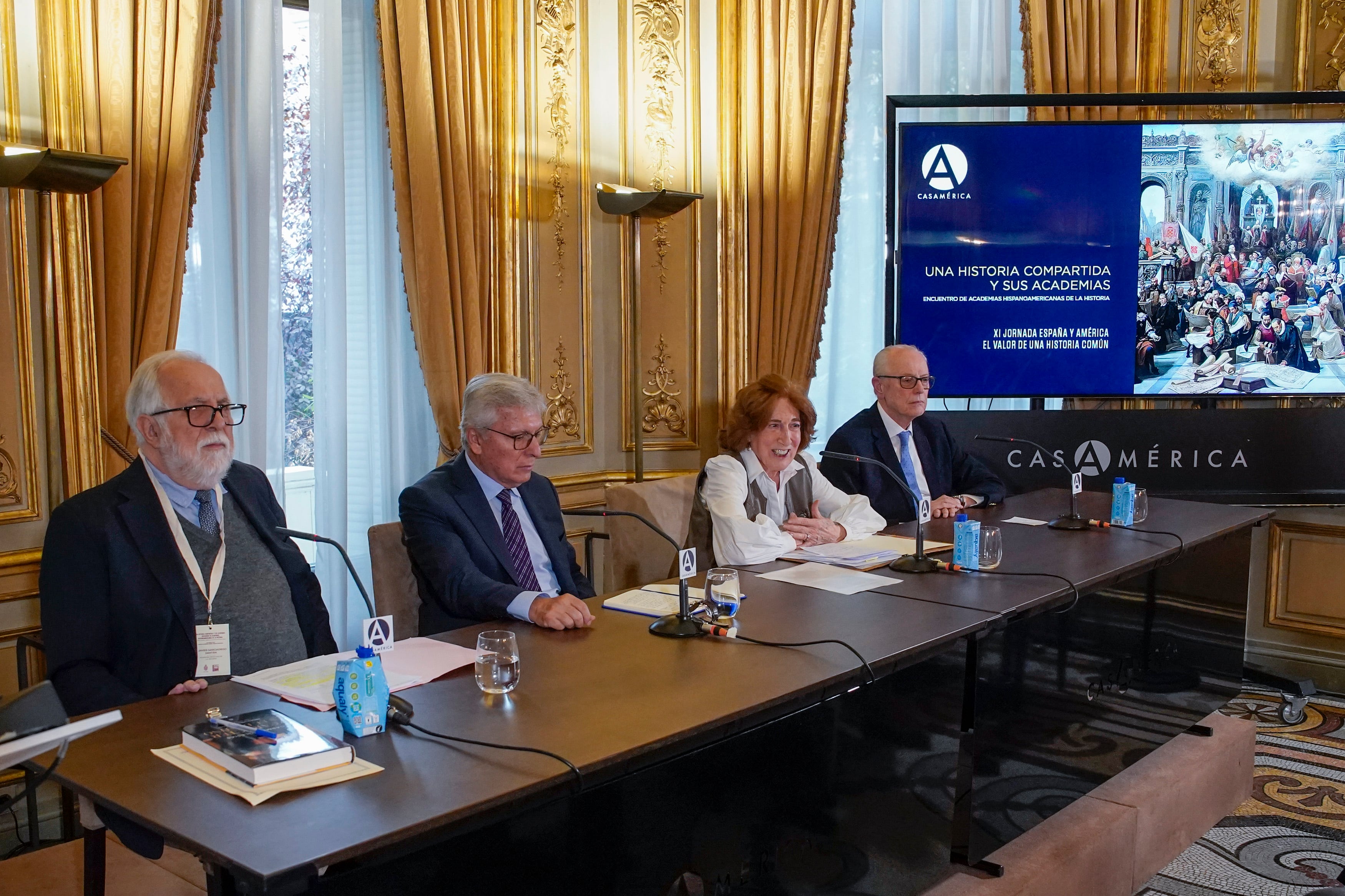 Desde la izquierda, Javier Garciadiego, director de la Academia Mexicana de la Historia; Armando Martínez Garnica, presidente de la Academia Colombiana de la Historia; Carmen Iglesias Cano, presidenta de la Real Academia de Historia, y Juan José de Arteaga, director del Instituto Histórico y Geográfico del Uruguay, esta tarde en Casa América.