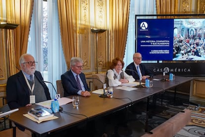 Desde la izquierda, Javier Garciadiego, director de la Academia Mexicana de la Historia; Armando Martínez Garnica, presidente de la Academia Colombiana de la Historia; Carmen Iglesias Cano, presidenta de la Real Academia de Historia, y Juan José de Arteaga, director del Instituto Histórico y Geográfico del Uruguay, esta tarde en Casa América.