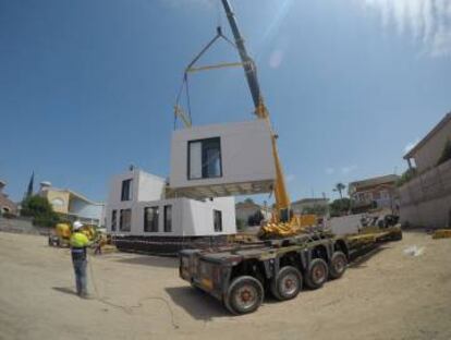 Una vez fabricados los módulos, Aedas Homes los transporta por carretera al solar.
