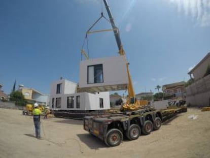 Una vez fabricados los módulos, Aedas Homes los transporta por carretera al solar. 