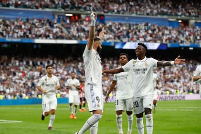 Vinicius felicita a Benzema tras su gol de penalti al Athletic.