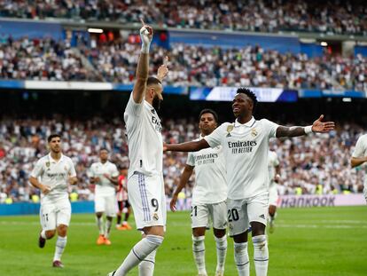 Vinicius felicita a Benzema tras su gol de penalti al Athletic.