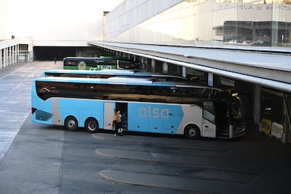 Varios autobuses aparcados este jueves en la dársena de la Estación de Autobuses de Méndez Álvaro de Madrid.