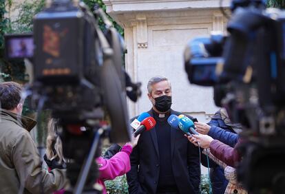 Daniel Juan Tortosa, director de la Oficina de Protección del Menor del Arzobispado de Valencia, ante los medios.