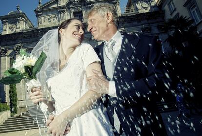 Los actores Quique San Francisco y Cristina Gallego se "casan" en la iglesia de Santa Bárbara de Madrid, como parte de la promoción de la obra 'Se quieren', de Pierre Palmade, en la que interpretan a varias parejas en distintas situaciones de convivencia, desde el noviazgo hasta el hastío conyugal, en septiembre de 2011.