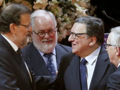El presidente del Gobierno, Mariano Rajoy, saluda al expresidente de la Comisi&oacute;n Europea, Jos&eacute; Manuel Durao Barroso, en presencia comisario europeo de Acci&oacute;n por el Clima y Energ&iacute;a, Miguel Arias Ca&ntilde;ete.