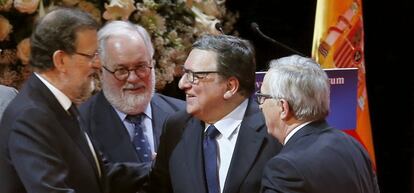 El presidente del Gobierno, Mariano Rajoy, saluda al expresidente de la Comisi&oacute;n Europea, Jos&eacute; Manuel Durao Barroso, en presencia comisario europeo de Acci&oacute;n por el Clima y Energ&iacute;a, Miguel Arias Ca&ntilde;ete.