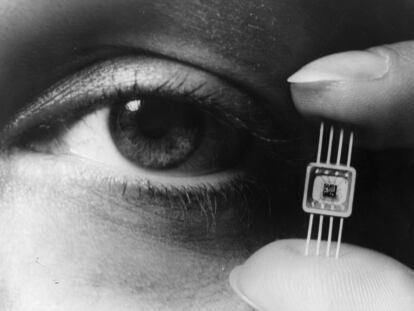 1964: La electr&oacute;nica era capaz de concentrar 50 transistores, diodos, y condensadores en esta miniatura de Westnighouse. 