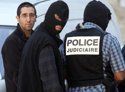 Frédéric Carricart (a la izquierda), conducido ayer por dos policías franceses tras su detención en la operación contra Batasuna.