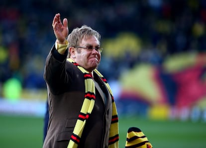 Elton John, ya convertido en sir y también en presidente honorario del Watford FC, acude a un partido de su equipo contra el Wigan Athletic en 2014.