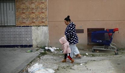 Una mujer con una niña, la semana pasada en el barrio de Entrevías (Madrid).