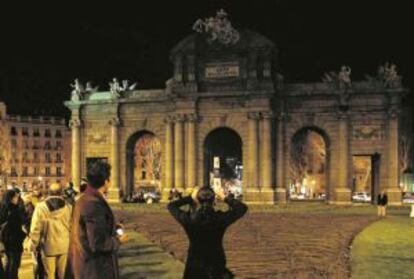 La puerta de Alcalá, apagada durante 'La hora del planeta'.