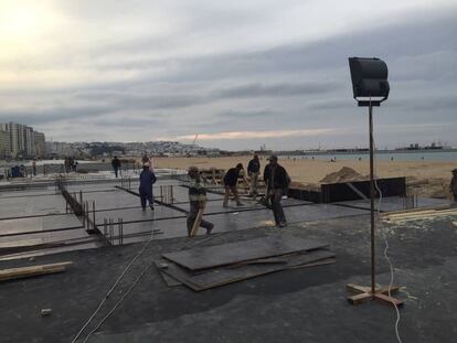 Obreros de la construcci&oacute;n trabajan al anochecer en T&aacute;nger en las obras del paseo mar&iacute;timo, el pasado 17 de abril.