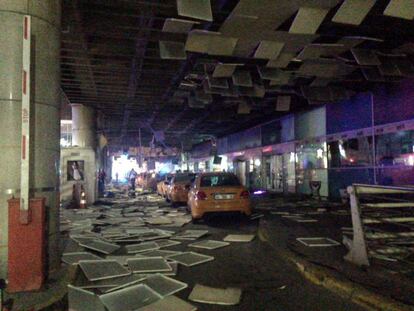 La entrada del aeropuerto Ataturk en Estambul después de las explosiones.